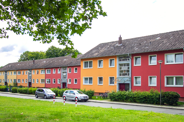 Bunte Reihenhäuser mit Grünanlage vor der Tür